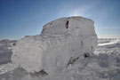 Voiture couverte de neige