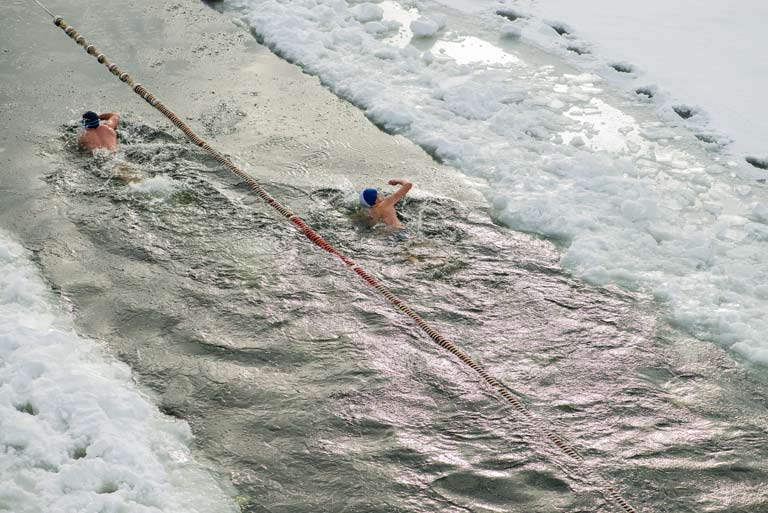 Nage en eau glacée en Biélorussie