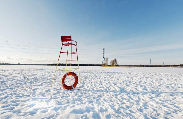 Plage enneigée en Finlande