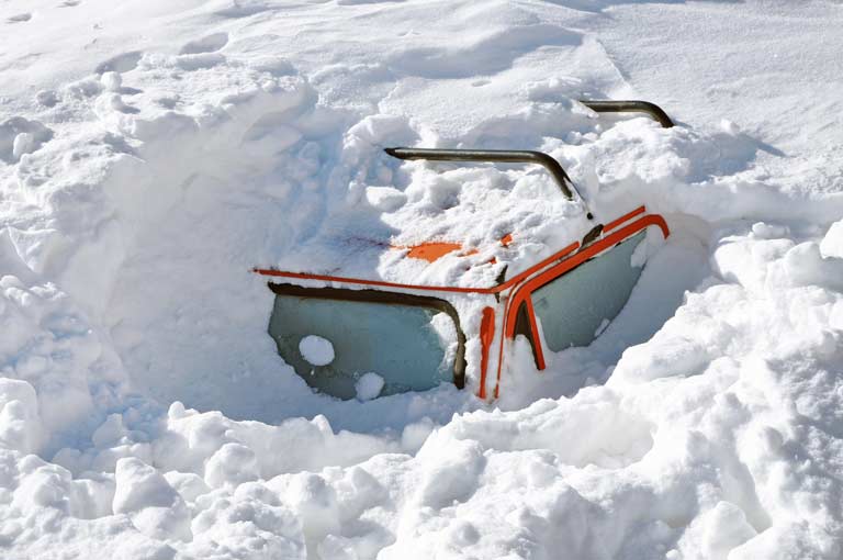 Voiture ensevelie sous une congère